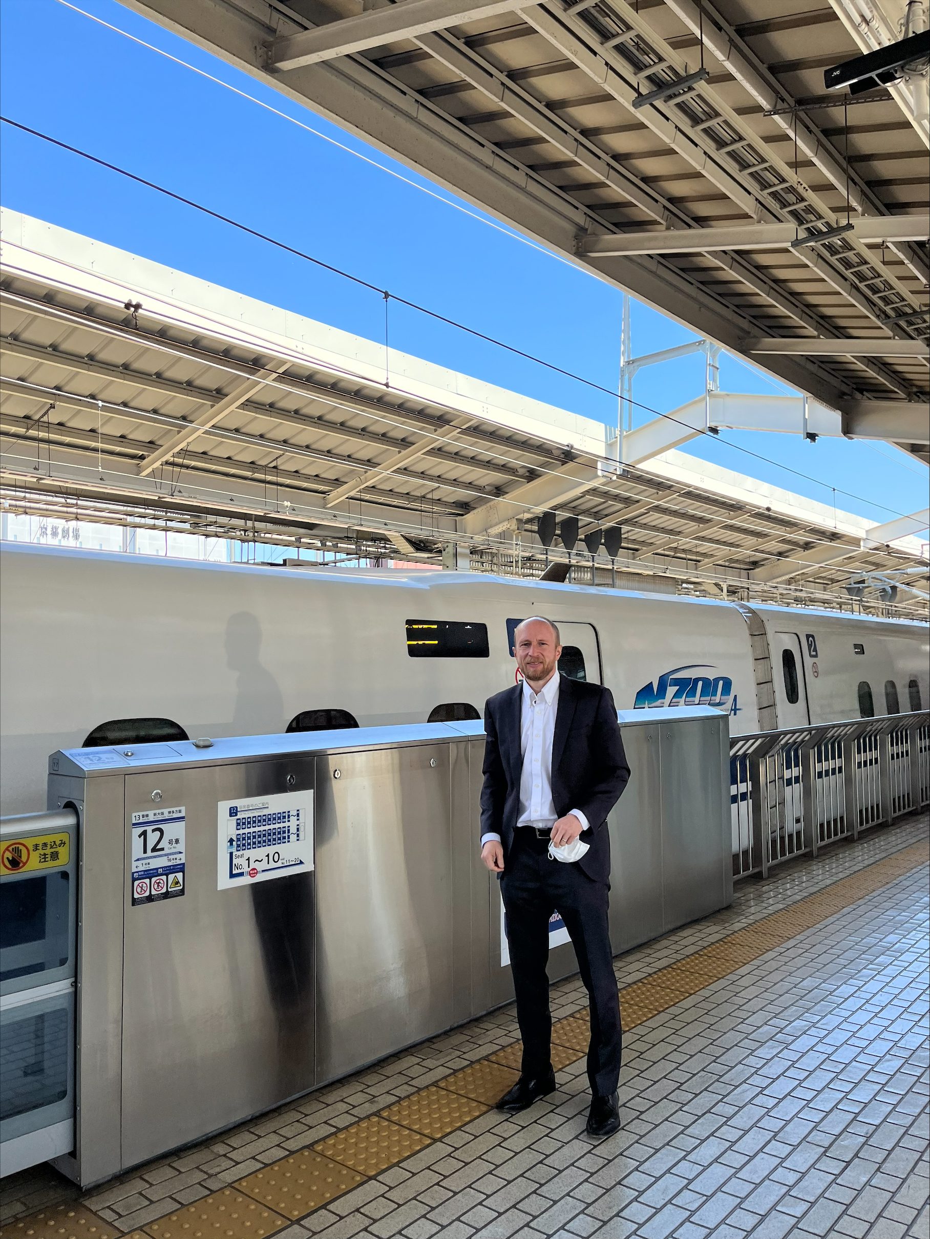 Aaron Scully in piedi davanti al treno proiettile