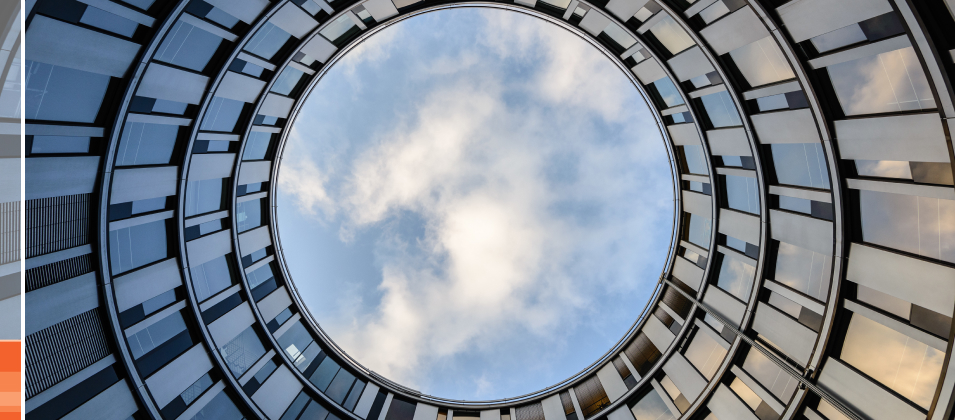 Gebäude mit Kreisblick auf den Himmel